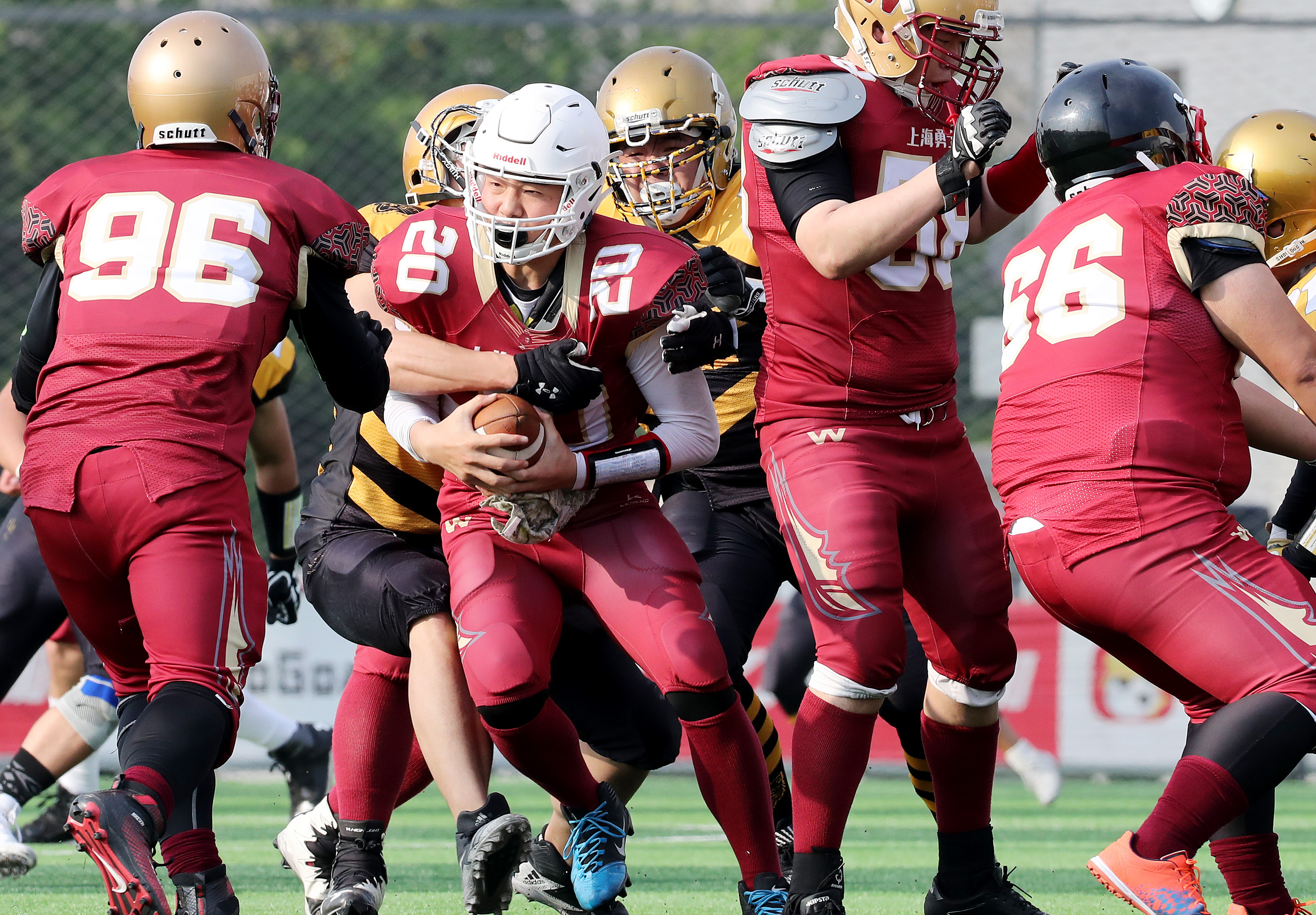 包含球星爆发！橄榄球赛场再现神级操作的词条