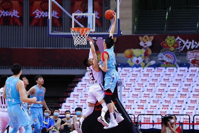 开云体育在线-新疆队横扫福建队，克莱统治全场