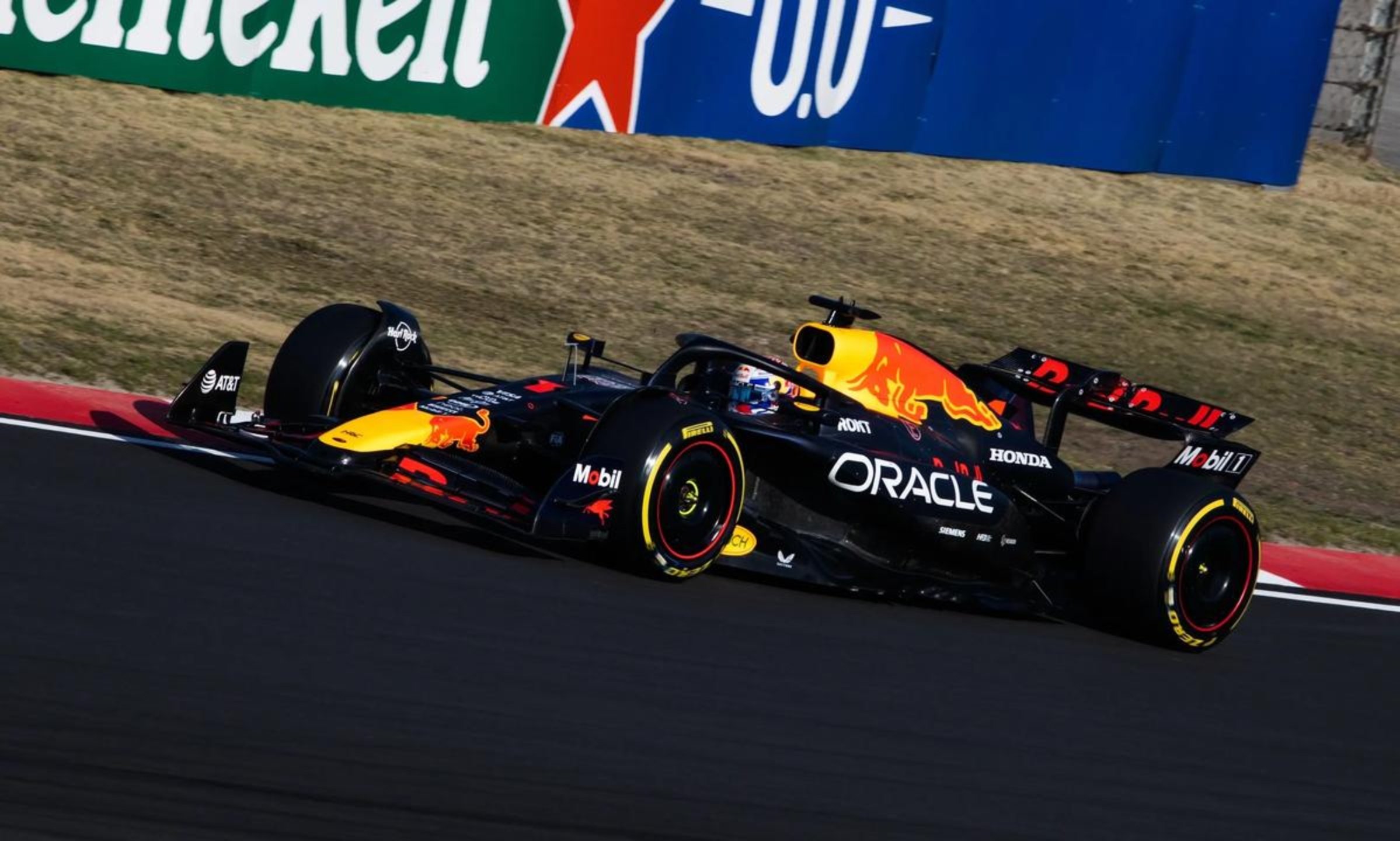 红牛车队逆转迈凯伦，汉密尔顿带队取胜