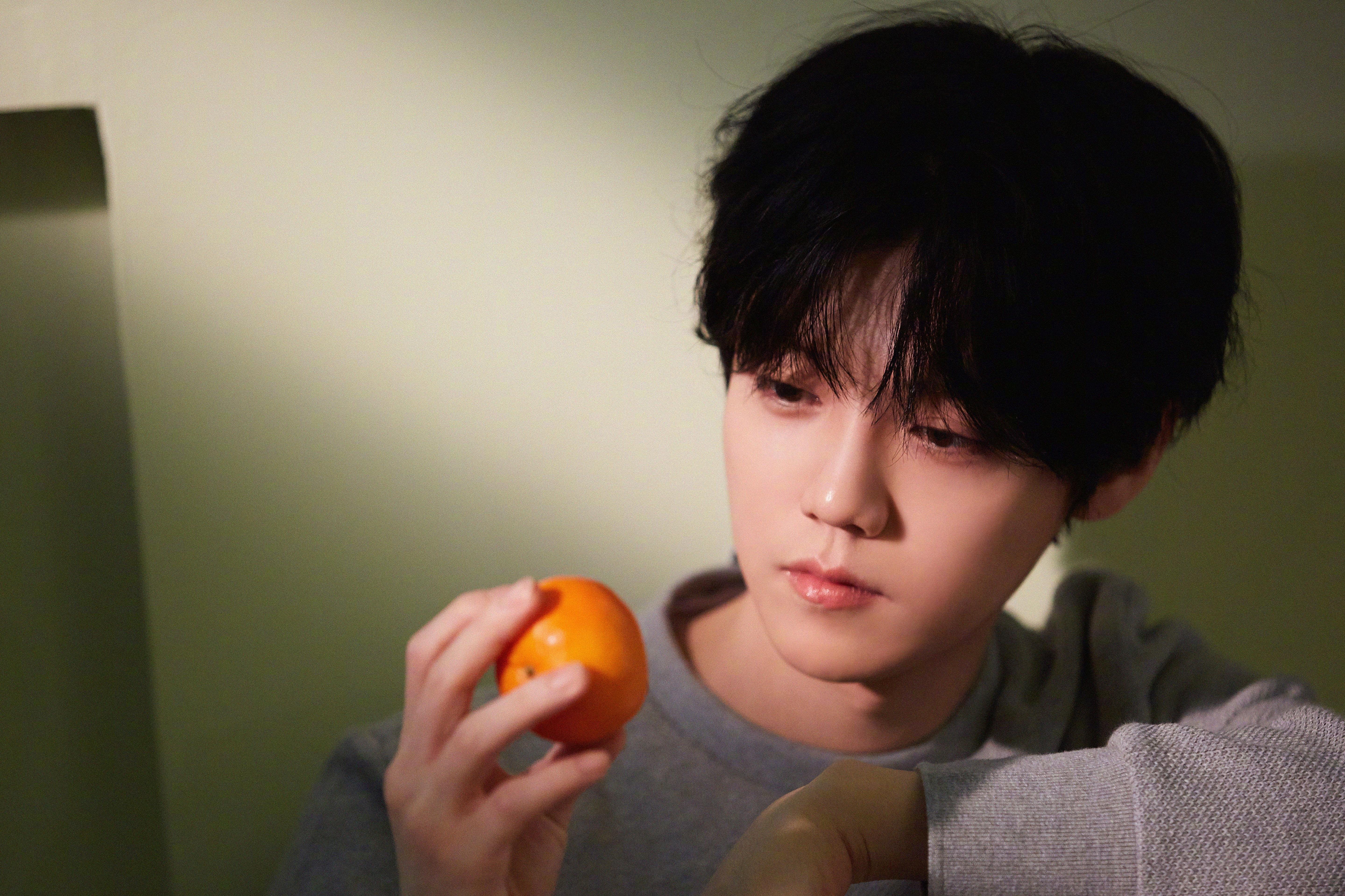 在世界的两个岔路口，一位奥运游子在霓虹与月光下的命运接管